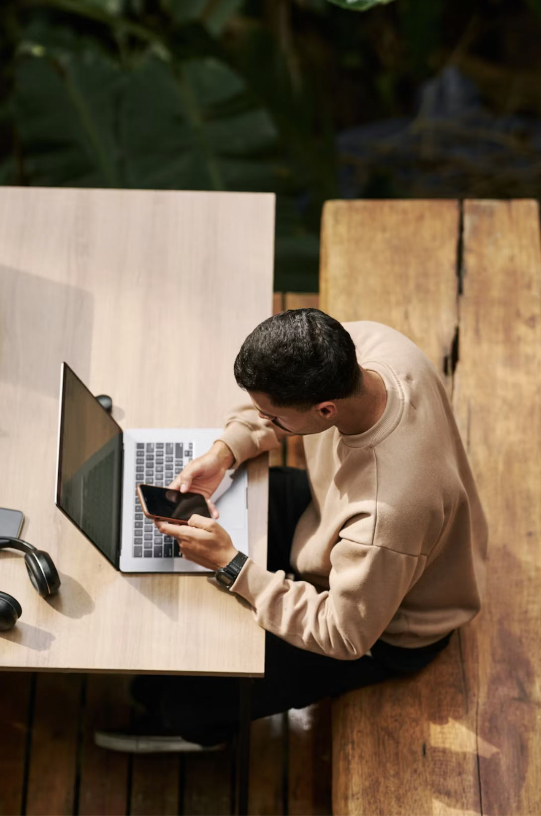 Professionista che studia con laptop